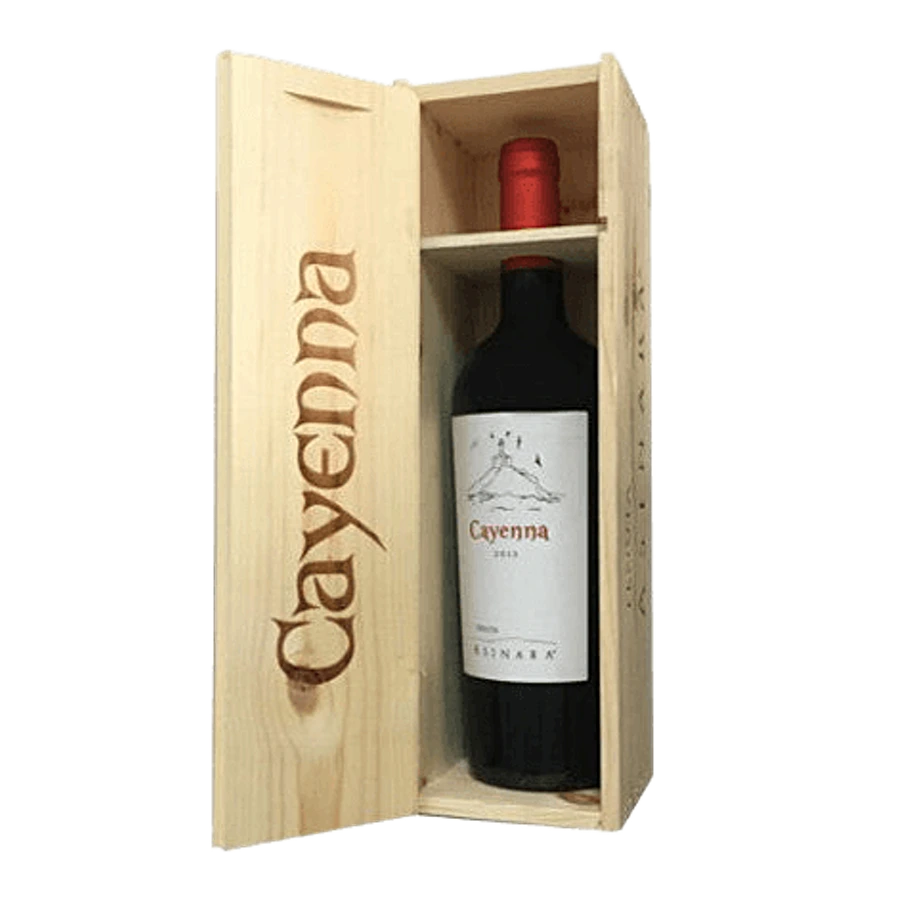 CAYENNA Rosso IGT Isola dei Nuraghi Jeroboam - Classificazione: Vino Rosso Isola dei Nuraghi IGT. Uvaggio: Cabernet Sauvignon, Syrah, Merlot, Cabernet Franc, Grenache. Comune di produzione: Sorso (SS). Altitudine terreno: 70 mt slm. Tipo di Suolo: Medio Impasto – Sabbioso con discreta presenza di scheletro. Sistema di allevamento: Cordone speronato. Densità di impianto: 5681 ceppi/ha. Resa per ettaro: 25 q.li/ha. Vendemmia: Manuale, nella prima decade di Ottobre. Vinificazione: Raffreddamento delle uve ven