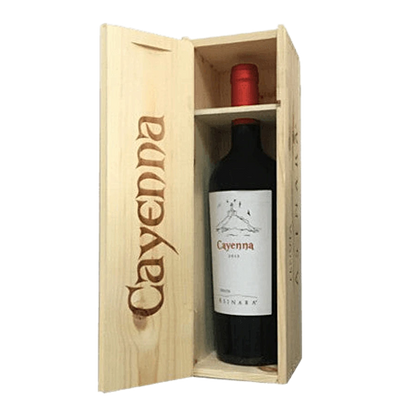 CAYENNA Rosso IGT Isola dei Nuraghi Jeroboam - Classificazione: Vino Rosso Isola dei Nuraghi IGT. Uvaggio: Cabernet Sauvignon, Syrah, Merlot, Cabernet Franc, Grenache. Comune di produzione: Sorso (SS). Altitudine terreno: 70 mt slm. Tipo di Suolo: Medio Impasto – Sabbioso con discreta presenza di scheletro. Sistema di allevamento: Cordone speronato. Densità di impianto: 5681 ceppi/ha. Resa per ettaro: 25 q.li/ha. Vendemmia: Manuale, nella prima decade di Ottobre. Vinificazione: Raffreddamento delle uve ven