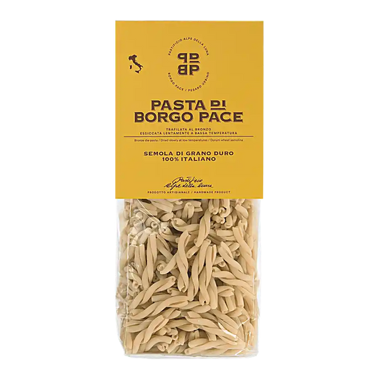 Caserecce Classiche - Pasta di semola di grano duro 100% italiano, molito e coltivato in Italia. Trafilatura al bronzo essiccazione lenta a bassa temperatura. Semola di grano duro, acqua. Contiene glutine. Può contenere trace di soia. Tempo medio di conservazione 24 mesi. VALORI NUTRIZIONALI riferiti a 100 g: Energia: 350kcal-1460kj Carboidrati: 74 g Zuccheri: 2,1 g Fibre alimentari: 3,4 g Proteine totali: 12,1 g Grassi totali: 1, 1g di cui saturi: 0,3 g Sale: 0,01 g venduto da Pastificio Alpe della Luna d