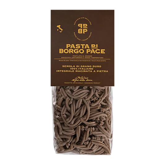 Caserecce Integrali - Pasta di semola di grano duro 100% italiano, molito e coltivato in Italia. Trafilatura al bronzo essiccazione lenta a bassa temperatura. Semola di grano duro, acqua. Contiene glutine. Può contenere trace di soia. Tempo medio di conservazione 24 mesi. VALORI NUTRIZIONALI riferiti a 100 g: Energia: 350kcal-1460kj Carboidrati: 74 g Zuccheri: 2,1 g Fibre alimentari: 3,4 g Proteine totali: 12,1 g Grassi totali: 1, 1g di cui saturi: 0,3 g Sale: 0,01 g venduto da Pastificio Alpe della Luna d
