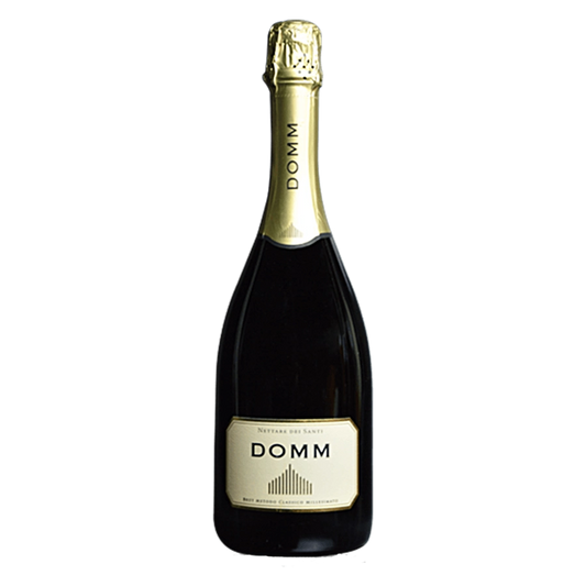 DOMM Brut Magnum 2018 - Classificazione:VSQ – Vino Spumante di Qualità – Metodo Classico Uvaggio:Chardonnay 80%, Pinot Nero 20%Sistema di allevamento guyotdensità 4000 piante/ettaro Vinificazione:Raggiunta una giusta maturazione, le uve vengono raccolte manualmente in piccole ceste, rovesciate in carri vendemmia e trasportate alla cantina, dove vengono diraspate delicatamente. Soffice pressatura con presse pneumatiche. Il mosto ottenuto fermenta, a temperatura controllata 16 – 18°, in serbatoi d’acciaio. M