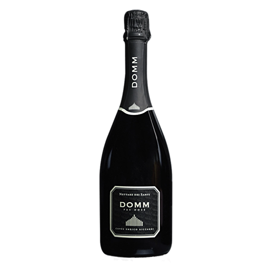 DOMM Pas Dosé Magnum - Classificazione:VSQ – vino Spumante di Qualità – Metodo Classico Millesimato, un Millesimato frutto della trentennale esperienza di elaborazione metodo classico della Nettare dei Santi Uvaggio:Chardonnay 80%, Pinot Nero 20%Sistema di allevamento guyotdensità 4000 piante/ettaro Vinificazione:Raggiunta una giusta maturazione, le uve vengono raccolte manualmente in piccole ceste, trasportate alla cantina, dove vengono pressate sofficemente con presse pneumatiche. Il mosto ottenuto ferm