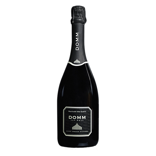 DOMM Pas Dosé Magnum - Classificazione:VSQ – vino Spumante di Qualità – Metodo Classico Millesimato, un Millesimato frutto della trentennale esperienza di elaborazione metodo classico della Nettare dei Santi Uvaggio:Chardonnay 80%, Pinot Nero 20%Sistema di allevamento guyotdensità 4000 piante/ettaro Vinificazione:Raggiunta una giusta maturazione, le uve vengono raccolte manualmente in piccole ceste, trasportate alla cantina, dove vengono pressate sofficemente con presse pneumatiche. Il mosto ottenuto ferm
