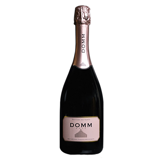 DOMM Rosé Brut Magnum 2018 - Classificazione:VSQ – vino Spumante di Qualità – Metodo Classico Millesimato Uvaggio:Pinot Nero 60%, Chardonnay 40%,Sistema di allevamento guyotdensità 4000 piante/ettaro Vinificazione:Raggiunta una giusta maturazione, le uve vengono raccolte manualmente in piccole ceste, rovesciate in carri vendemmia e trasportate alla cantina, dove vengono diraspate delicatamente. Soffice pressatura con presse pneumatiche. I mosti ottenuti fermentano separatamente, a temperatura controllata