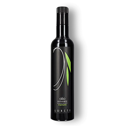 Memoria Olio Extravergine di Oliva - L’olio che non si scorda, blend delicato ed elegante in cui il piccante e l’amaro si rincorrono in perfetto equilibrio. Al naso dominano le sensazioni erbacee. Il gusto è avvolto in una gamma armonica di sentori, dalla cicoria al pomodoro, a cui nel finale si aggiungono note agrumate e tropicali, come la banana. Fruttato: MEDIOFiltrato: SIConservazione: TANK SOTTO AZOTO venduto da Frantoio Loreti al prezzo di €14 | unitaliano.com