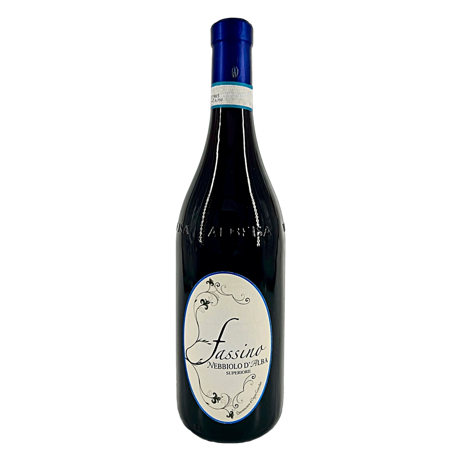 Nebbiolo d'Alba Superiore D.O.C. Con astuccio in legno - Note tecniche: vitigno a bacca nera, produce grappoli di forma piramidale di dimensione media con acini piccoli.Produzione massima 90 Q per ettaro.Vitigno principe del Piemonte dal quale si ricavano i vini che che hanno reso grande la produzione enoica Piemontese nel mondo. Vitigno polimorfo, consente di produrre vini di grande struttura e adatti all'invecchiamento In tutte le sue versioni il Nebbiolo ha un filo conduttore: l'eleganza. La struttura t
