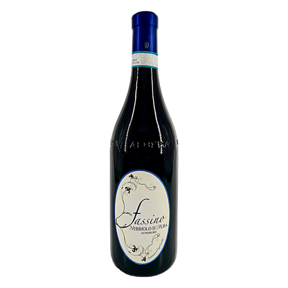 Nebbiolo d'Alba Superiore D.O.C. Con astuccio in legno - Note tecniche: vitigno a bacca nera, produce grappoli di forma piramidale di dimensione media con acini piccoli.Produzione massima 90 Q per ettaro.Vitigno principe del Piemonte dal quale si ricavano i vini che che hanno reso grande la produzione enoica Piemontese nel mondo. Vitigno polimorfo, consente di produrre vini di grande struttura e adatti all'invecchiamento In tutte le sue versioni il Nebbiolo ha un filo conduttore: l'eleganza. La struttura t