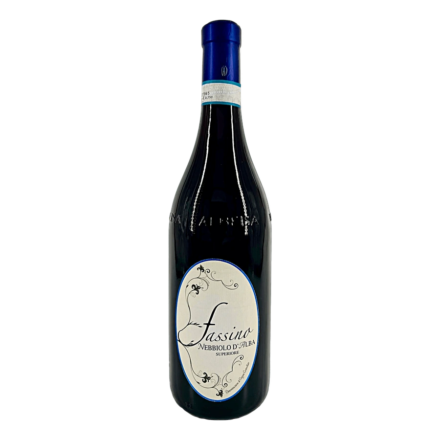 Nebbiolo d'Alba Superiore D.O.C. - Note tecniche: vitigno a bacca nera, produce grappoli di forma piramidale di dimensione media con acini piccoli.Produzione massima 90 Q per ettaro.Vitigno principe del Piemonte dal quale si ricavano i vini che che hanno reso grande la produzione enoica Piemontese nel mondo. Vitigno polimorfo, consente di produrre vini di grande struttura e adatti all'invecchiamento In tutte le sue versioni il Nebbiolo ha un filo conduttore: l'eleganza. La struttura tannica importante, pro