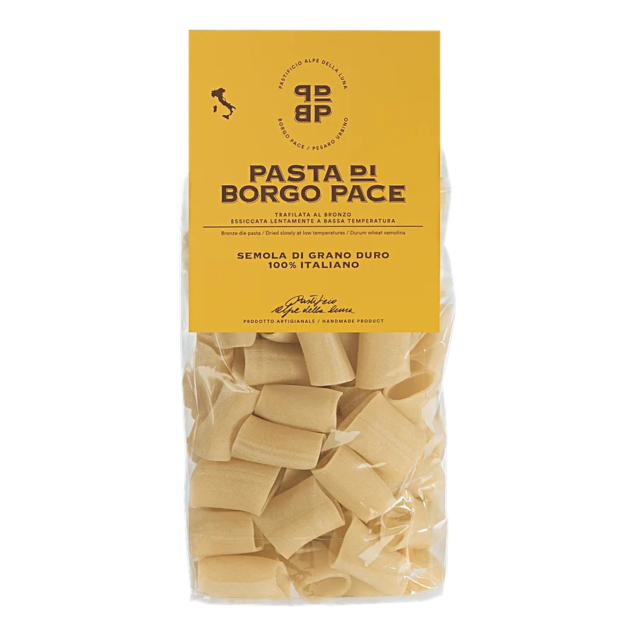 Paccheri Classici - Pasta di semola di grano duro 100% italiano, molito e coltivato in Italia. Trafilatura al bronzo essiccazione lenta a bassa temperatura. Semola di grano duro, acqua. Contiene glutine. Può contenere trace di soia. Tempo medio di conservazione 24 mesi. VALORI NUTRIZIONALI riferiti a 100 g: Energia: 350kcal-1460kj Carboidrati: 74 g Zuccheri: 2,1 g Fibre alimentari: 3,4 g Proteine totali: 12,1 g Grassi totali: 1, 1g di cui saturi: 0,3 g Sale: 0,01 g venduto da Pastificio Alpe della Luna di