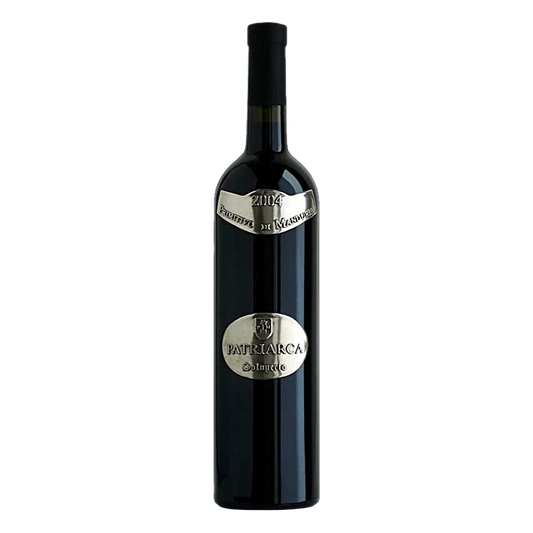 Patriarca Primitivo di Manduria 14,5° DOP - Rosso rubino con riflessi viola. Offre al naso ampie note fruttate mentre il palato ha tannini vellutati con un elegante finale di vaniglia. Affina in barrique francese per 9 mesi.Vitigno: PrimitivoZona di produzione: territorio di ManduriaEtà dei Vigneti: 45/50 anniSistemi di allevamento: alberelloCeppi per ettaro: 6000Resa uva per ettaro: 70 quintaliResa in vino per quintale: 70%Epoca di vendemmia: SettembreAffinamento del vino: barrique per 9 mesiGradi alcolic