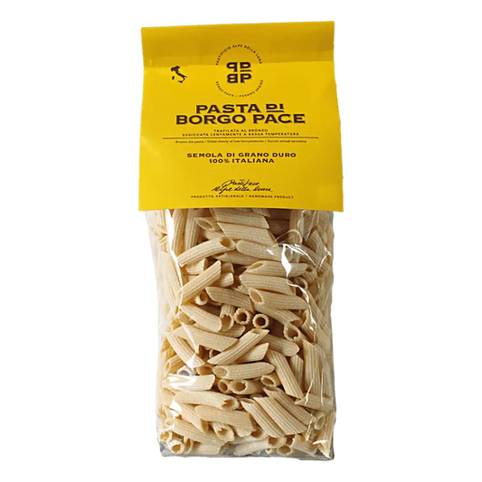 Pennette Classiche - Pasta di semola di grano duro 100% italiano, molito e coltivato in Italia. Trafilatura al bronzo essiccazione lenta a bassa temperatura. Semola di grano duro, acqua. Contiene glutine. Può contenere trace di soia. Tempo medio di conservazione 24 mesi. VALORI NUTRIZIONALI riferiti a 100 g: Energia: 350kcal-1460kj Carboidrati: 74 g Zuccheri: 2,1 g Fibre alimentari: 3,4 g Proteine totali: 12,1 g Grassi totali: 1, 1g di cui saturi: 0,3 g Sale: 0,01 g venduto da Pastificio Alpe della Luna di