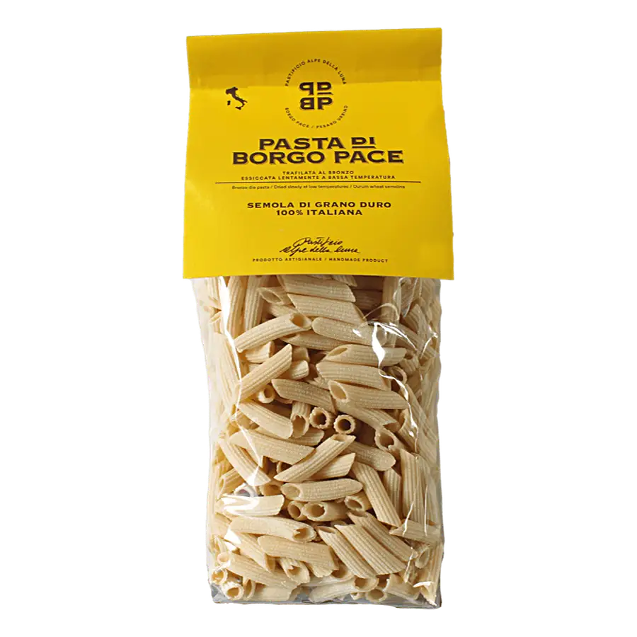Pennette Classiche - Pasta di semola di grano duro 100% italiano, molito e coltivato in Italia. Trafilatura al bronzo essiccazione lenta a bassa temperatura. Semola di grano duro, acqua. Contiene glutine. Può contenere trace di soia. Tempo medio di conservazione 24 mesi. VALORI NUTRIZIONALI riferiti a 100 g: Energia: 350kcal-1460kj Carboidrati: 74 g Zuccheri: 2,1 g Fibre alimentari: 3,4 g Proteine totali: 12,1 g Grassi totali: 1, 1g di cui saturi: 0,3 g Sale: 0,01 g venduto da Pastificio Alpe della Luna di