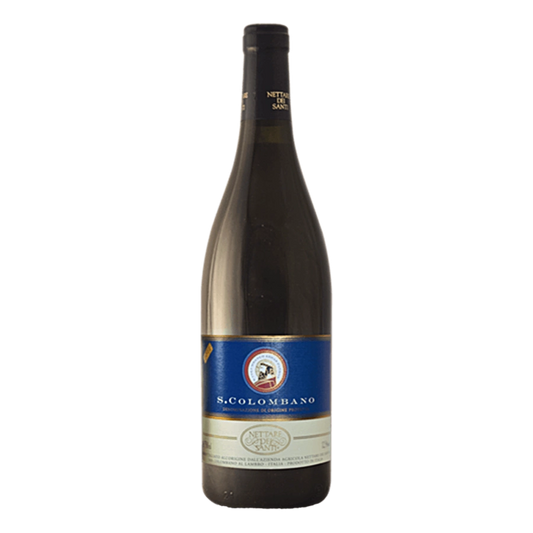 San Colombano DOC - Classificazione: Vino rosso Dop San Colombano Vivace Uvaggio:Barbera 35%, Croatina 45%, Uva Rara 8%, altre uve rosse 12%sistema di allevamento: guyotdensità : 4500 viti/ettaro Vinificazione:Raggiunta una giusta maturazione, le uve vengono raccolte manualmente in piccole ceste, trasportate con carri vendemmia alla cantina, diraspate delicatamente. La classica fermentazione in rosso avviene in vinificatori di acciaio da 150 hl dotati di tecnologie che esaltano scelte legate alla tradizion