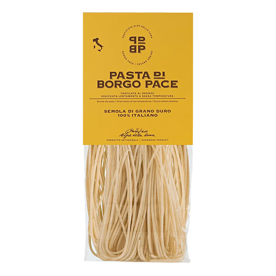 Spaghetti Classici - Pasta di semola di grano duro 100% italiano, molito e coltivato in Italia. Trafilatura al bronzo essiccazione lenta a bassa temperatura. Semola di grano duro, acqua. Contiene glutine. Può contenere trace di soia. Tempo medio di conservazione 24 mesi. VALORI NUTRIZIONALI riferiti a 100 g: Energia: 350kcal-1460kj Carboidrati: 74 g Zuccheri: 2,1 g Fibre alimentari: 3,4 g Proteine totali: 12,1 g Grassi totali: 1, 1g di cui saturi: 0,3 g Sale: 0,01 g venduto da Pastificio Alpe della Luna di