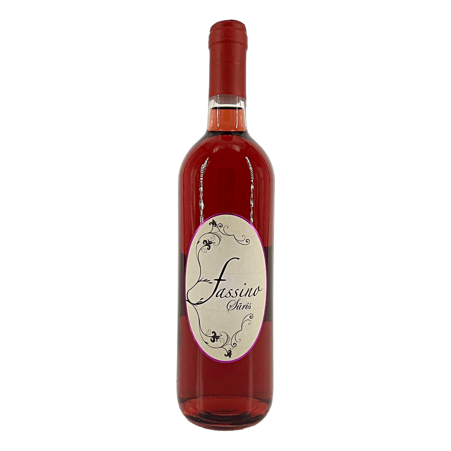 Suris Rosato Con astuccio in legno - NOTE TECNICHE: e’ un vino prodotto da uve barbera e arneis vinificate insieme per ottenere questo colore roseo brillante ,un vino nato per bere d’estate quando la temperatura e’ elevata e abbiamo bisogno di bere qualcosa di fresco piacevole ma con gradazioni alcoliche non alte,il nome scelto in dialetto piemontese significa sorriso. Vinificazione: fermentazione in acciaio, affinamento acciaio ,viene imbottigliato in primavera successiva alla vendemmia Colore: roseo cari