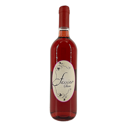 Suris Rosato Con astuccio in legno - NOTE TECNICHE: e’ un vino prodotto da uve barbera e arneis vinificate insieme per ottenere questo colore roseo brillante ,un vino nato per bere d’estate quando la temperatura e’ elevata e abbiamo bisogno di bere qualcosa di fresco piacevole ma con gradazioni alcoliche non alte,il nome scelto in dialetto piemontese significa sorriso. Vinificazione: fermentazione in acciaio, affinamento acciaio ,viene imbottigliato in primavera successiva alla vendemmia Colore: roseo cari