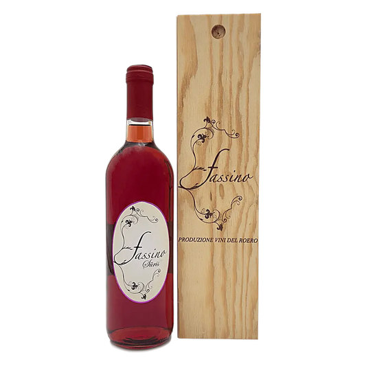 Suris Rosato Con astuccio in legno - NOTE TECNICHE: e’ un vino prodotto da uve barbera e arneis vinificate insieme per ottenere questo colore roseo brillante ,un vino nato per bere d’estate quando la temperatura e’ elevata e abbiamo bisogno di bere qualcosa di fresco piacevole ma con gradazioni alcoliche non alte,il nome scelto in dialetto piemontese significa sorriso. Vinificazione: fermentazione in acciaio, affinamento acciaio ,viene imbottigliato in primavera successiva alla vendemmia Colore: roseo cari