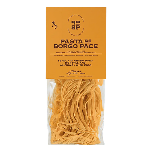 Tagliatelle all' Uovo - Pasta di semola di grano duro 100% italiano, molito e coltivato in Italia. Trafilatura al bronzo essiccazione lenta a bassa temperatura. Semola di grano duro, acqua. Contiene glutine. Può contenere trace di soia. Tempo medio di conservazione 24 mesi. VALORI NUTRIZIONALI riferiti a 100 g: Energia: 302kcal-1264kj; Carboidrati: 61,51 g; Zuccheri: 1,71 g; Fibre alimentari: 2,84 g; Proteine totali: 14 g; Grassi totali: 2,73g di cui saturi: 0,79 g; Sale: 0,04 g. venduto da Pastificio Alpe