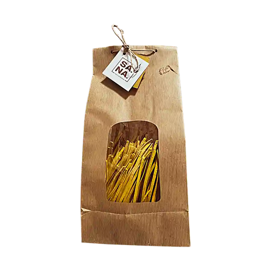 Tagliolino alla Curcuma - Il tagliolino alla curcuma nasce dalla miscela di farina di grano duro e polvere di curcuma.Questo tagliolino è ottimo se accompagnato da un sugo semplice di pesce o da un ragù di verdure, con una crema di carote e crumble di pane tostato. Insomma molto versatile. Conservare a temperatura ambiente.CONSIGLI PER LA COTTURA: portare a bollore l'acqua, far cuocere per 4-5 minuti, terminare la cottura con il sugo scelto. venduto da Sa.Na. Pastificio al prezzo di €6 | unitaliano.com