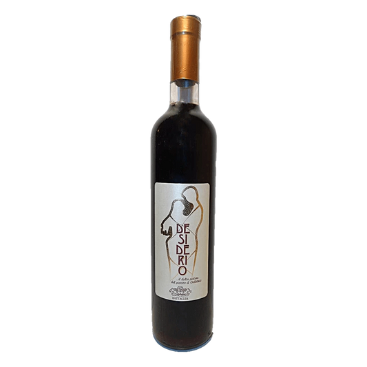 Vino Passito Desiderio Rosso - Uve provenienti da vigneti altamente vocati della varietà Calabrese. Vinificazione e maturazione: Pressatura soffice dell’uve, dopo un breve contatto con le bucce, e fermentazione a temperatura controllata (17° - 18° C.) Le uve coltivate ad alberello su terrazzamenti, sono raccolte Surmature, nelle contrade più fresche e con vigneti più giovani. Dopo la pigiatura soffice delle uve, il mosto fermenta a temperatura controllata. Il vino ottenuto viene messo in commercio dopo alm